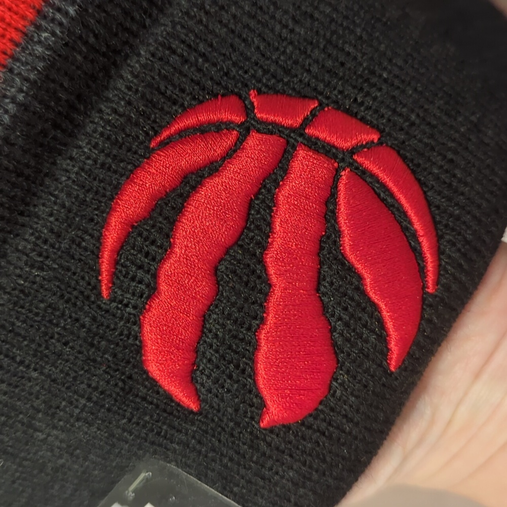 Raptors tuque - Picture 2 of 3